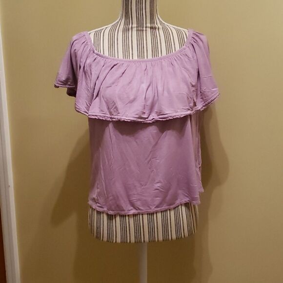 ❤ 3/$20 American Eagle Shirt. Lilac - Picture 1 of 2
